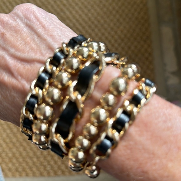 Bracelet stack - 2 gold beaded bracelet and 3 black faux leather and gold chains - Picture 1 of 5
